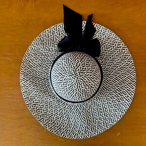 Black and white floppy hat.